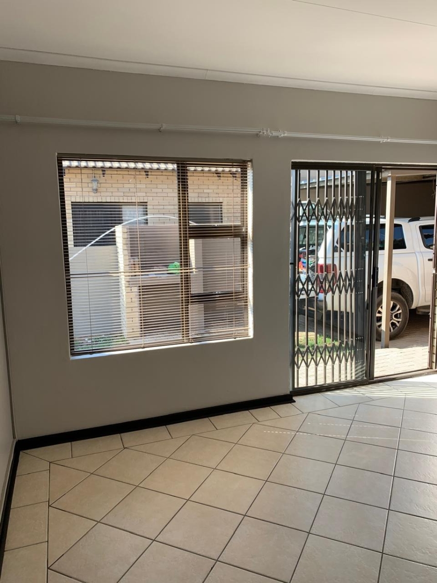 2 Bedroom Property for Sale in Langenhovenpark Free State